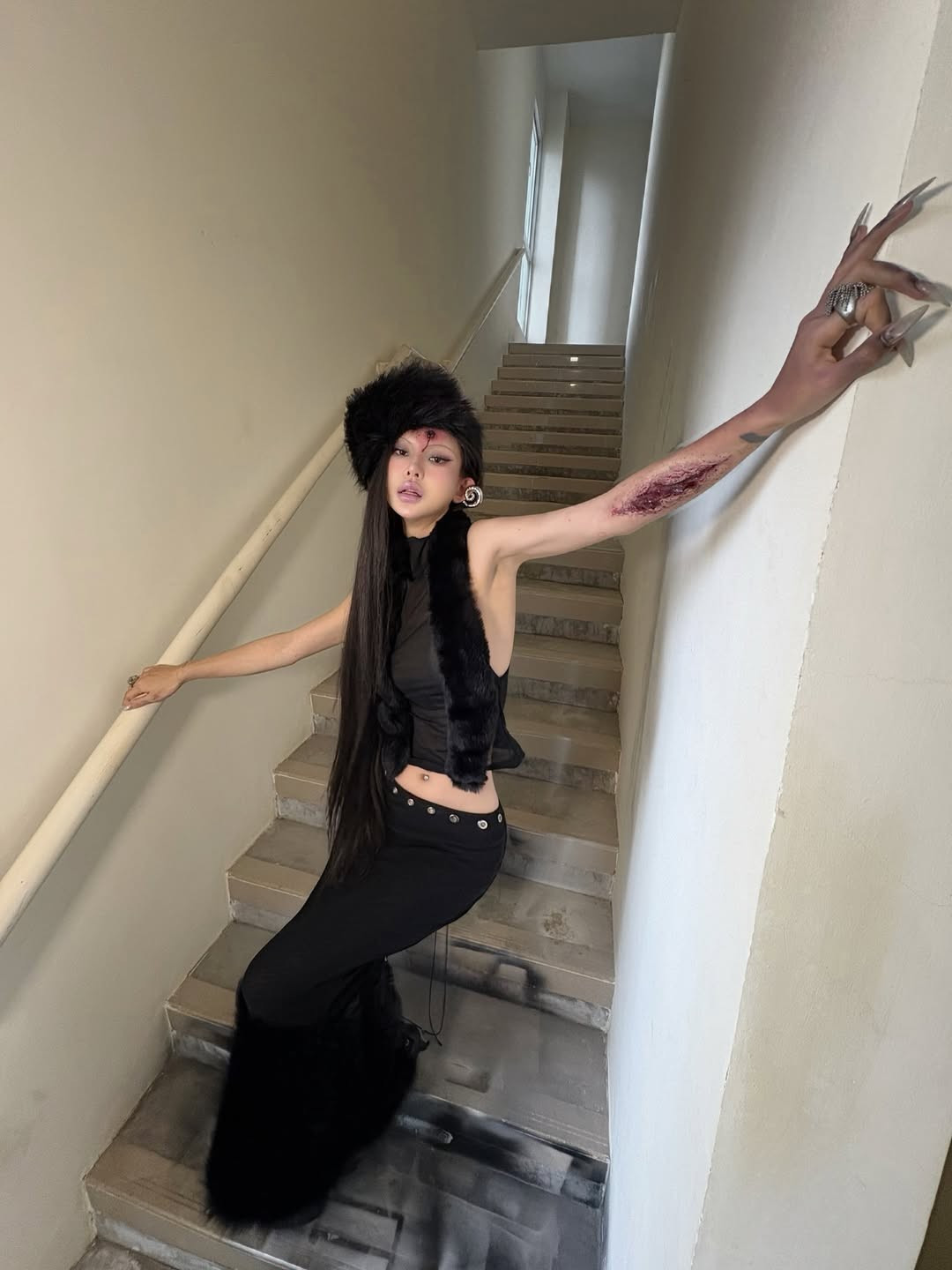 Điểm nhấn rùng rợn nhất chính là khuôn mặt bị băng bó gần như hoàn toàn, để lộ phần da thịt bị thương tổn ghê rợn ở một bên, làm tăng sự bí ẩn và ám ảnh. (Ảnh: IGNV)