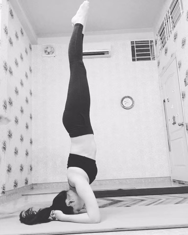 Lời chia sẻ của Trúc Anh về việc từng "rớt casting" thê thảm và nhận được lời khuyên thẳng thắn từ tiền bối đã chạm đến trái tim nhiều người hâm mộ: "#Throwback 2016 cô ta vừa tốt nghiệp cấp 3 và đang làm nhân viên part-time tại một cửa hàng mỹ phẩm. Nhớ mãi câu nói đã giúp mình có thêm động lực với nghề: Về học diễn thêm nha Trúc Anh. Phim này thì em rớt chắc rồi. Nhưng ráng đi casting nhiều rồi cơ hội sẽ tới”. (Ảnh: @trucanhhh_)