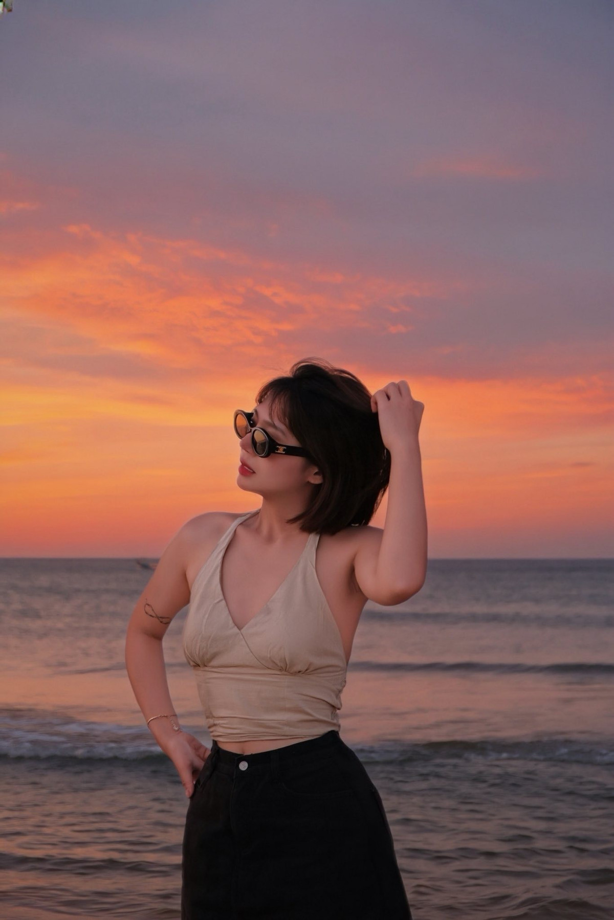 Những bức ảnh được thực hiện tại bờ biển thơ mộng, dưới ánh nắng vàng dịu nhẹ của buổi hoàng hôn, càng làm tôn lên vẻ đẹp khỏe khoắn và tràn đầy sức sống của cô. (Ảnh: FBNV)