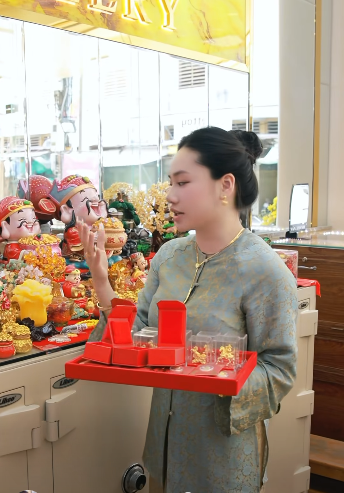 Trước đó trên fanpage chính thức của tiệm vàng, Minh Thư cũng thường xuyên xuất hiện để truyền thông về các chương trình được triển khai trong ngày vía Thần Tài.