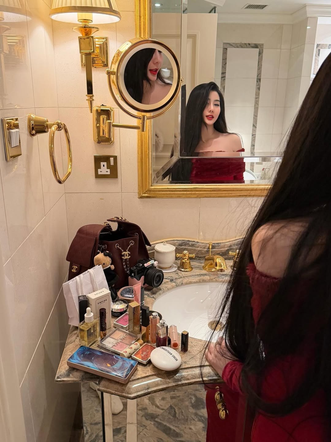 Với gương mặt thanh tú, đôi mắt to tròn và làn da trắng không tì vết, Võ Ngọc Trân được người hâm mộ ví như một nàng "búp bê sống". Lối trang điểm sắc sảo, nhấn vào đôi môi đỏ mọng càng làm tôn lên vẻ quyền lực và cuốn hút của "đệ nhất hot girl Sài thành". (Ảnh: IGNV)