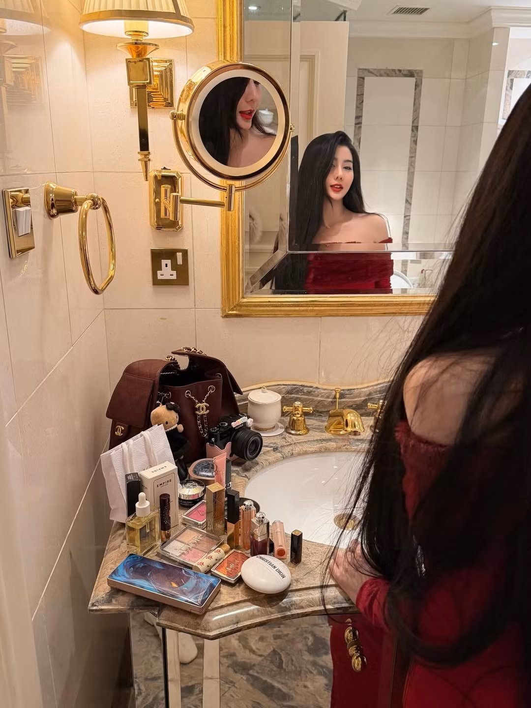 Với gương mặt thanh tú, đôi mắt to tròn và làn da trắng không tì vết, Võ Ngọc Trân được người hâm mộ ví như một nàng "búp bê sống". Lối trang điểm sắc sảo, nhấn vào đôi môi đỏ mọng càng làm tôn lên vẻ quyền lực và cuốn hút của "đệ nhất hot girl Sài thành". (Ảnh: IGNV)