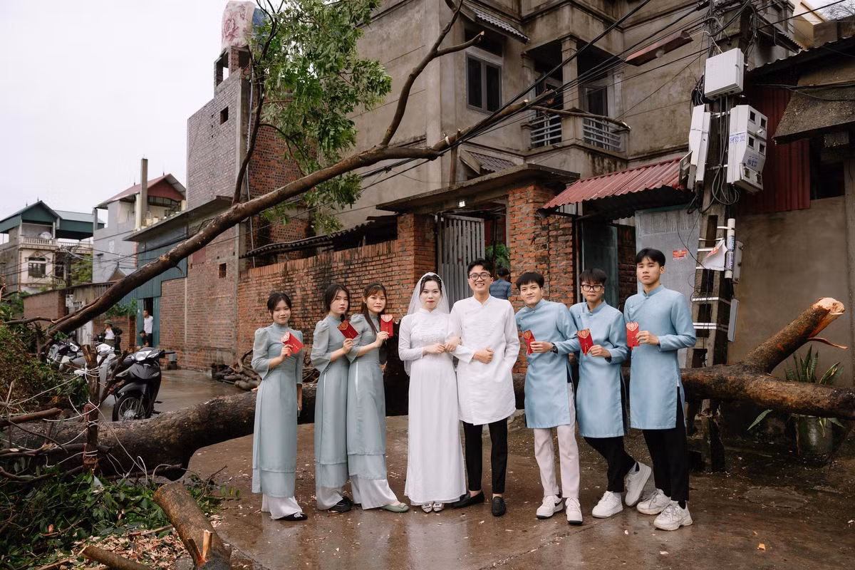 Đặc biệt, dàn phụ dâu với áo dài xanh pastel nhẹ nhàng và phụ rể với áo the xanh cùng quần tây trắng cũng góp phần tạo nên một bức tranh cưới vừa truyền thống, vừa hiện đại và đầy ý nghĩa.