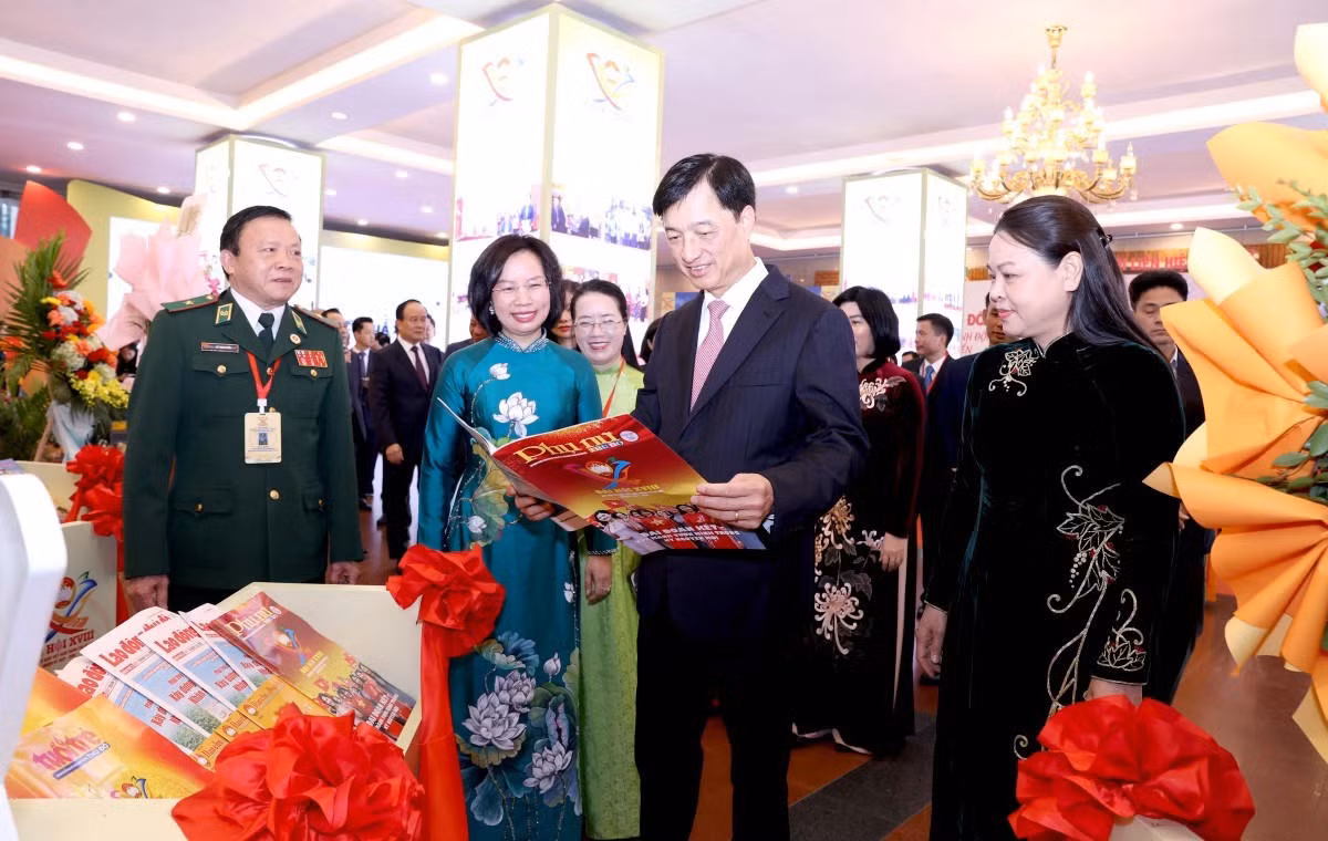 Lãnh đạo Trung ương và thành phố Hà Nội tham quan Triển lãm ảnh, không gian “Đoàn kết sáng tạo”.