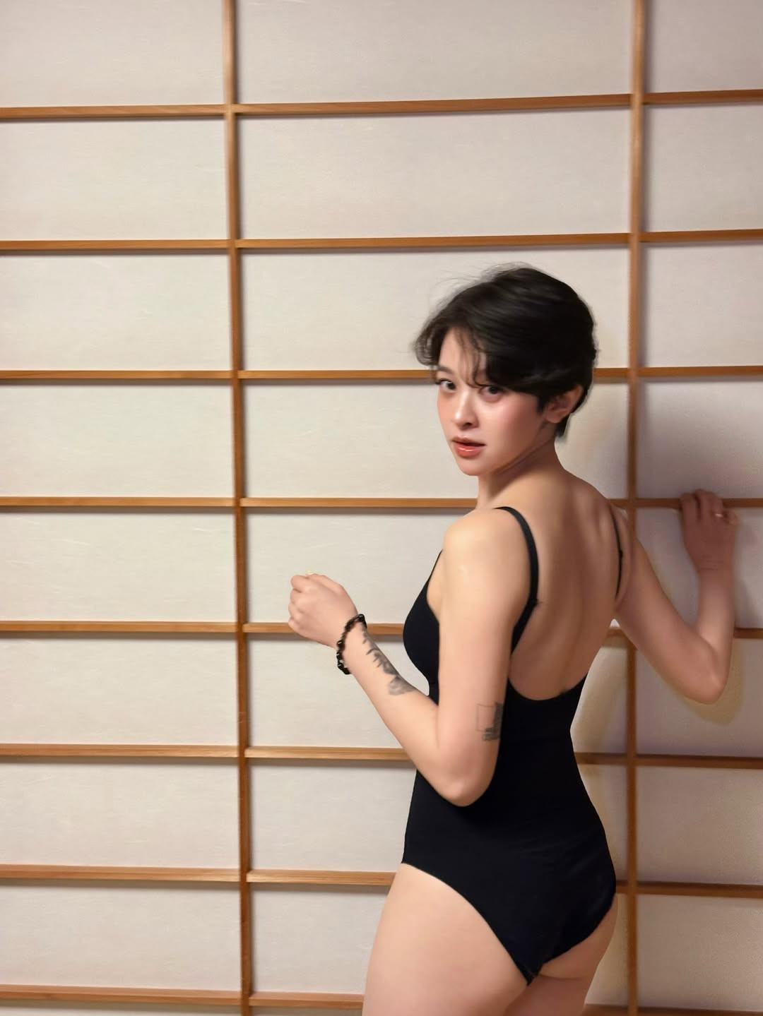 Đây là một trong những lần hiếm hoi cô khoe trọn vóc dáng nuột nà, gợi cảm, khác hẳn hình ảnh thường thấy với phong cách thời trang thanh lịch, kín đáo. (Ảnh: IGNV)