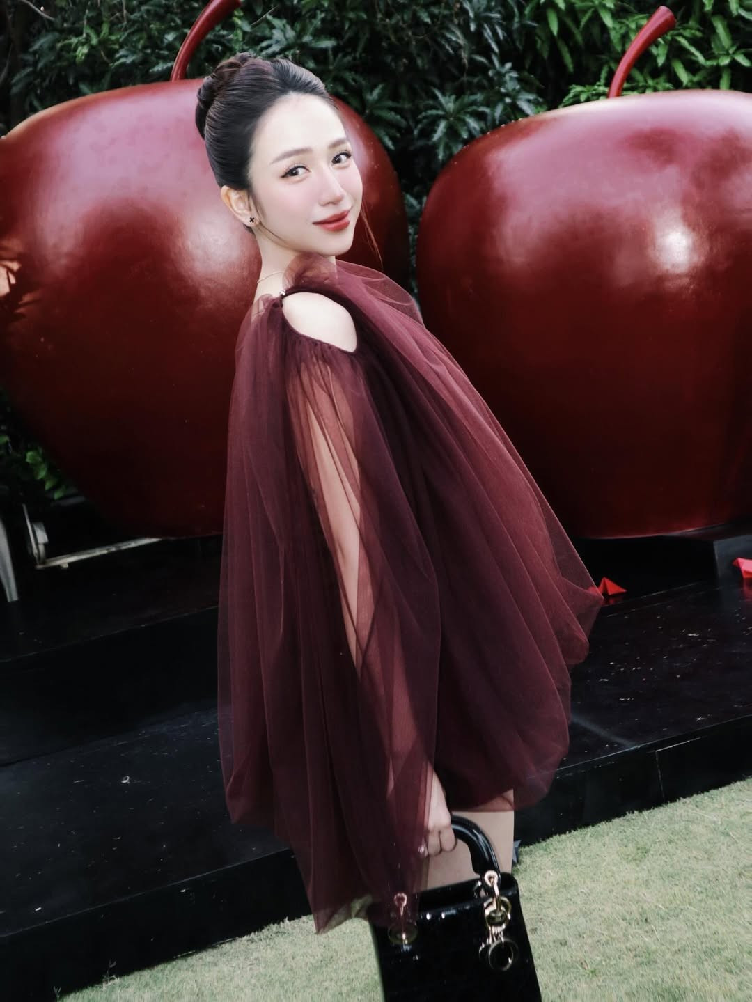 Xuất hiện tại sự kiện, Joyce Phạm lựa chọn bộ váy tông màu đỏ rượu sang trọng với chất liệu voan tơ bay bổng. Thiết kế khoét vai nhẹ nhàng giúp cô khoe khéo bờ vai trần thon thả và làn da trắng mịn màng. (Ảnh IGNV)