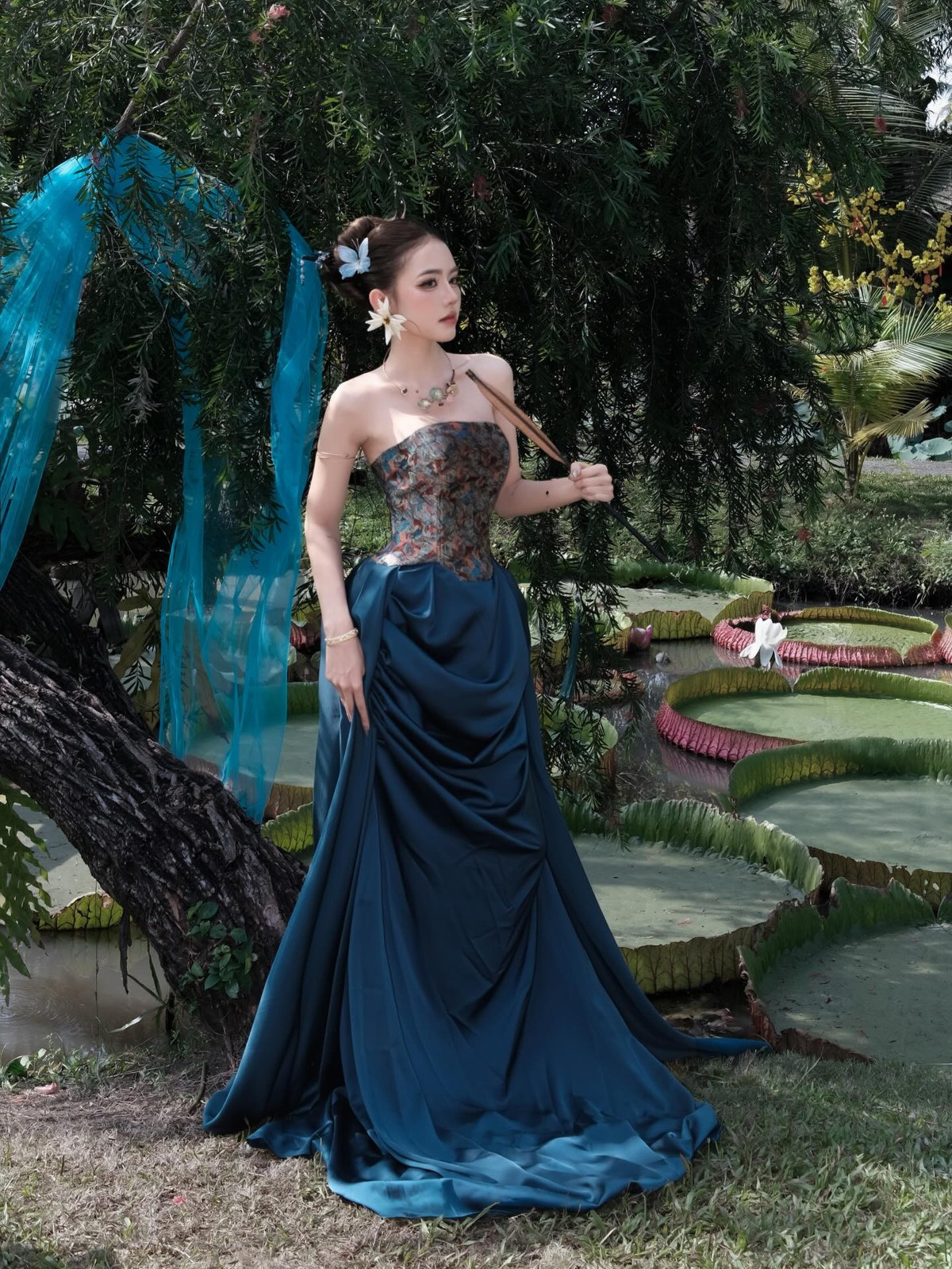 Chiếc quạt tròn phối cùng tông màu không chỉ là phụ kiện "sống ảo" mà còn giúp cô nàng xử lý đôi tay một cách tự nhiên, tạo nên những dáng đứng e ấp, chuẩn mực của một tiểu thư thời xưa. (Ảnh: IGNV)