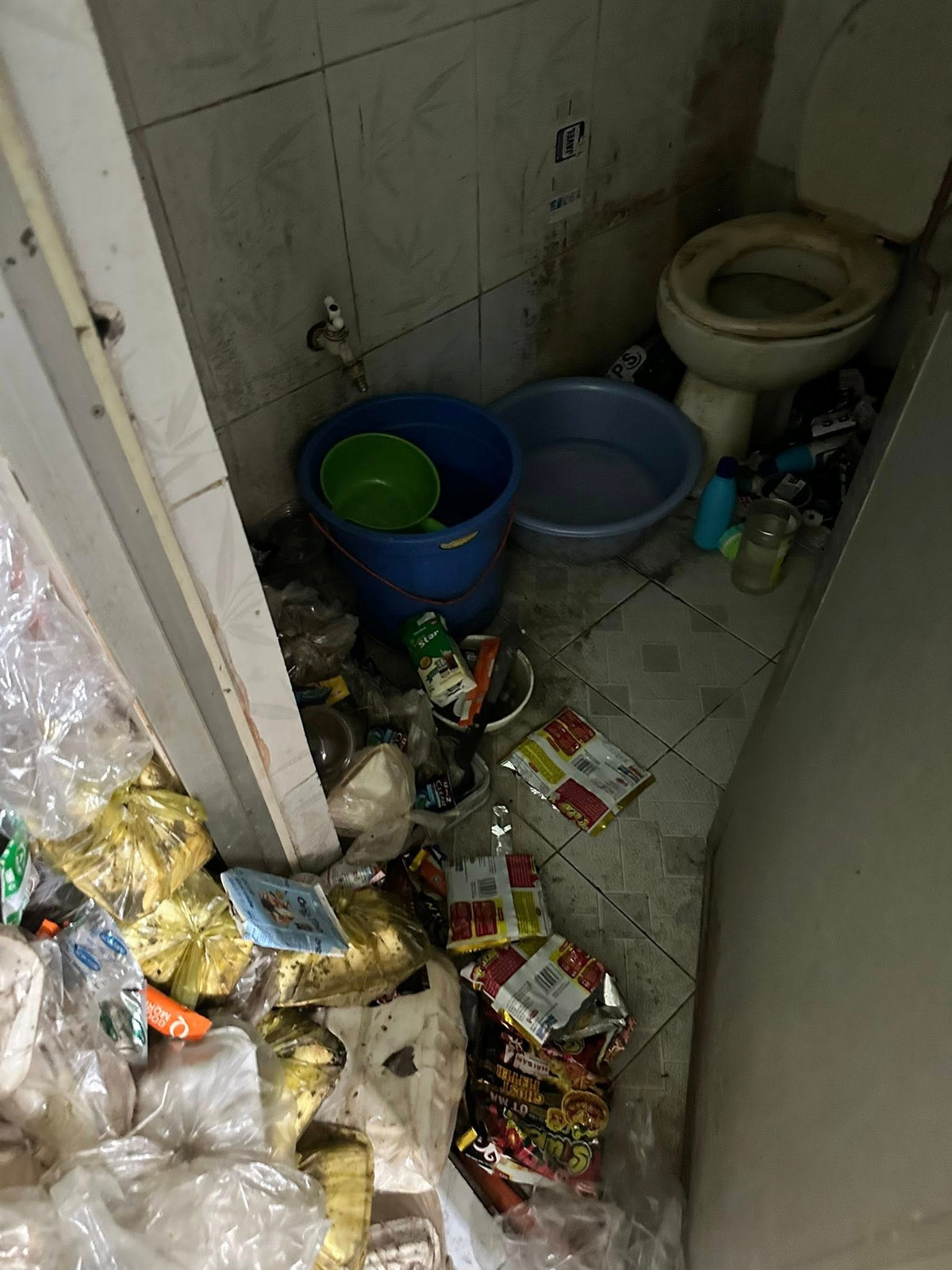 Khu vực nhà vệ sinh cũng không kém phần kinh khủng với rác thải tràn lan, che kín cả lối đi.