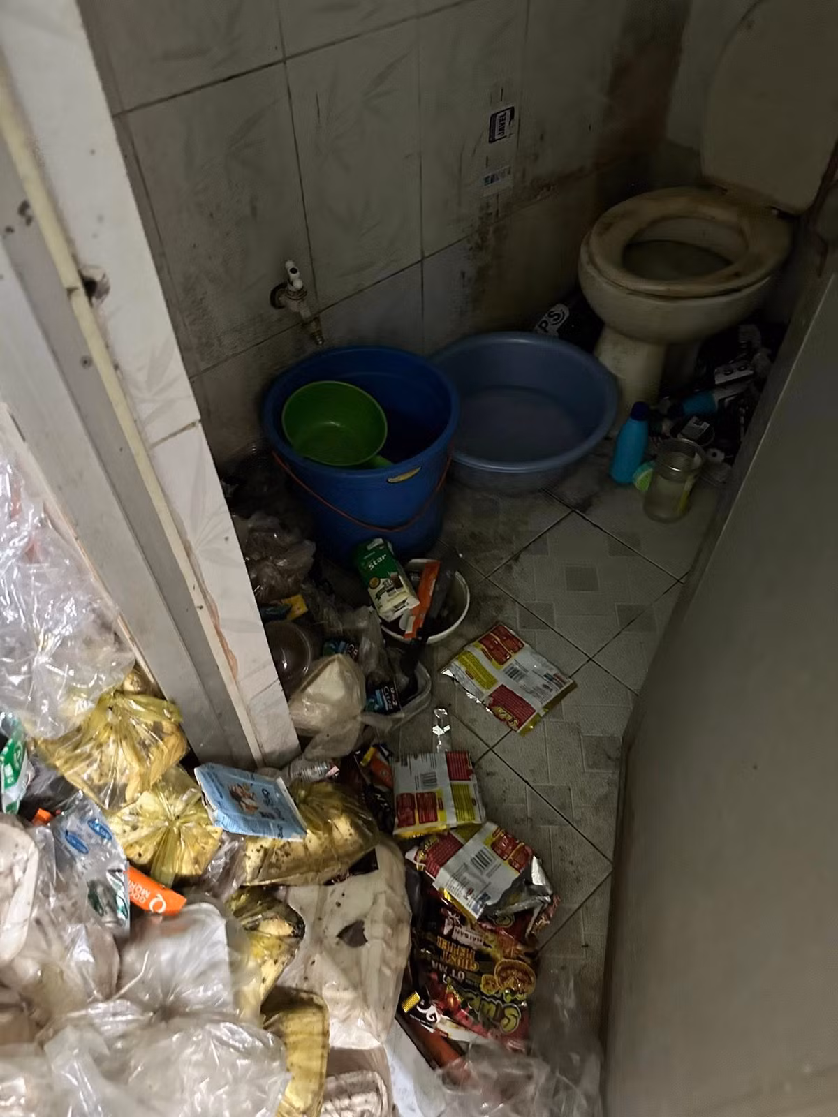 Khu vực nhà vệ sinh cũng không kém phần kinh khủng với rác thải tràn lan, che kín cả lối đi.