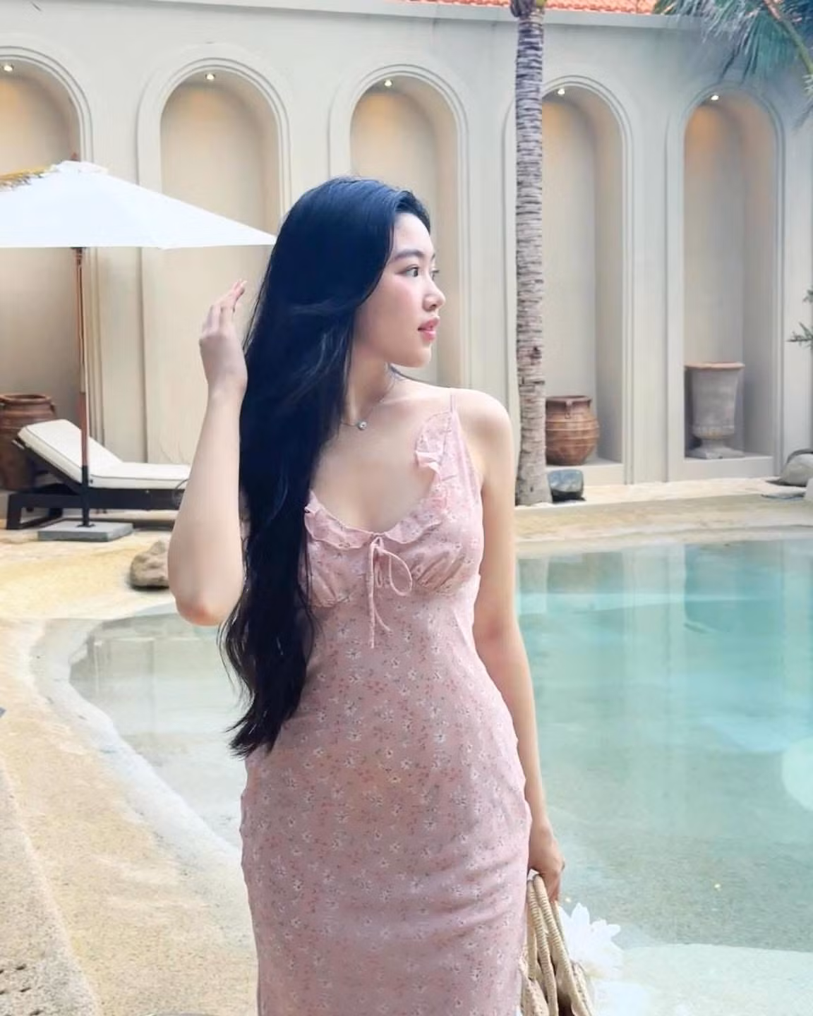 Trong loạt ảnh chào hè lần này, phong cách thời trang của Lọ Lem ghi điểm tuyệt đối nhờ sự tinh tế và đồng điệu với khung cảnh biển. Chiếc váy hai dây màu hồng pastel được thiết kế tối giản nhưng đầy tính nữ tính, với chất liệu nhẹ nhàng, bay bổng theo gió biển.