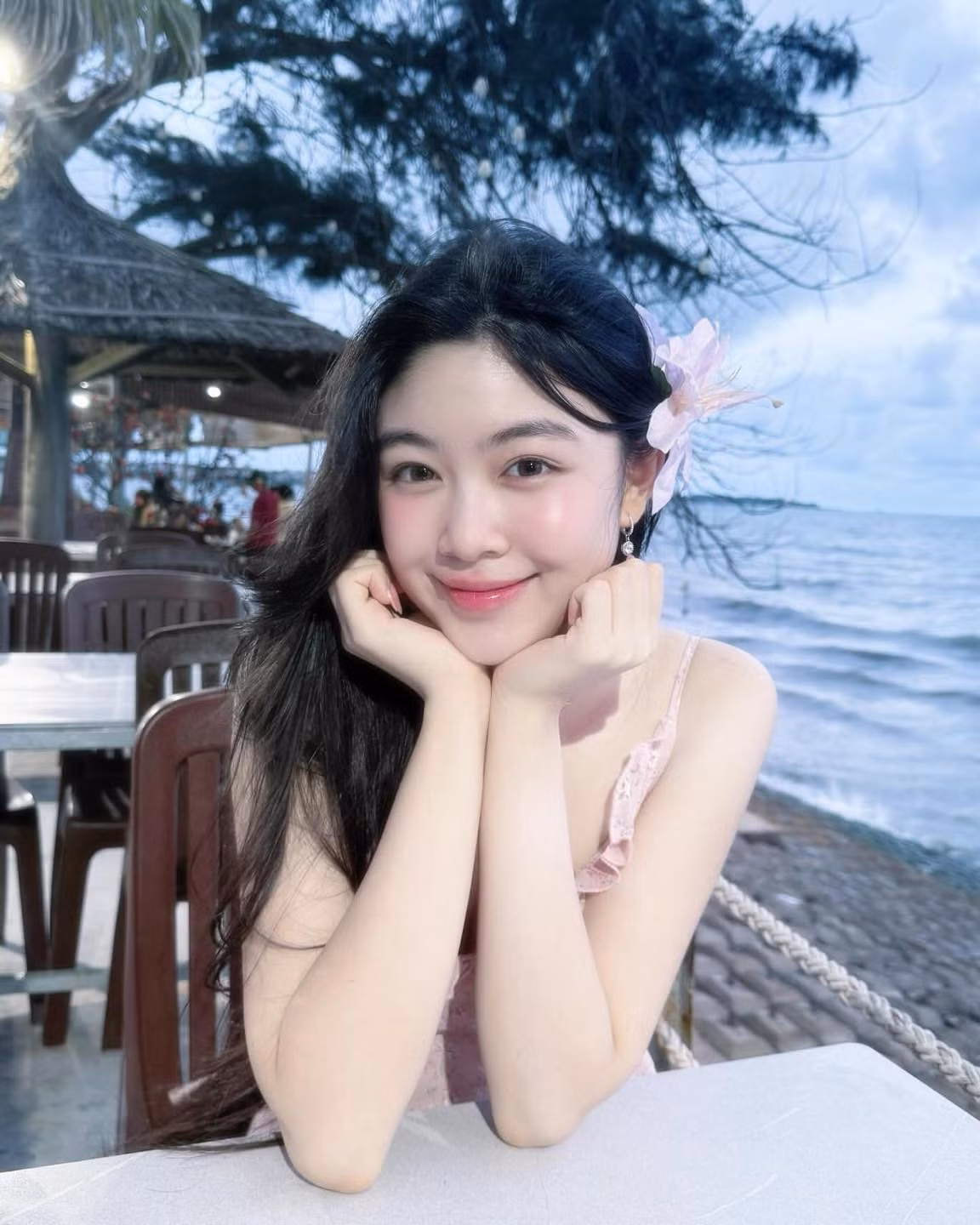 Không cần phụ kiện cầu kỳ hay thiết kế hở bạo, cô nàng vẫn toát lên thần thái tự tin và cuốn hút, thể hiện sự trưởng thành rõ nét trong gu thời trang.