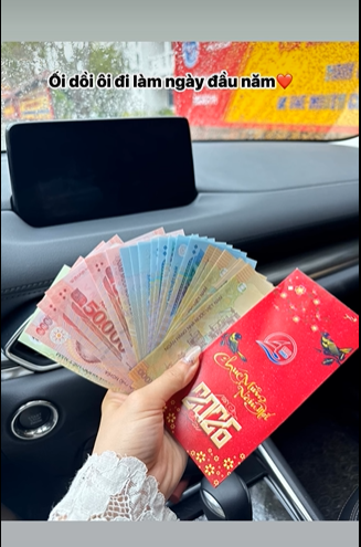 Tại các văn phòng, việc nhận lì xì đầu năm đã trở thành một nét văn hóa không thể thiếu. Những phong bao lì xì không chỉ mang giá trị vật chất mà còn là lời chúc cho một năm mới công việc hanh thông, "thuận buồm xuôi gió".