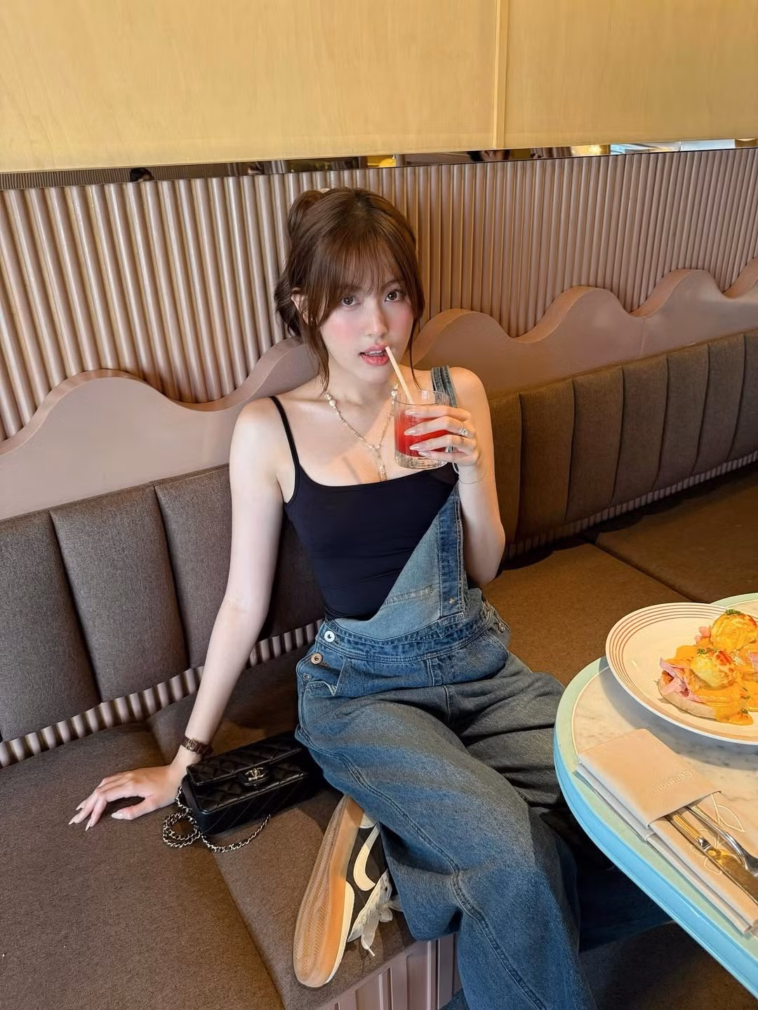 Điểm nhấn tạo nên sự khác biệt là trong một số khoảnh khắc, cô nàng buông lơi một bên dây yếm, khoe khéo bờ vai thon thả và xương quai xanh quyến rũ. (Ảnh: FBNV)