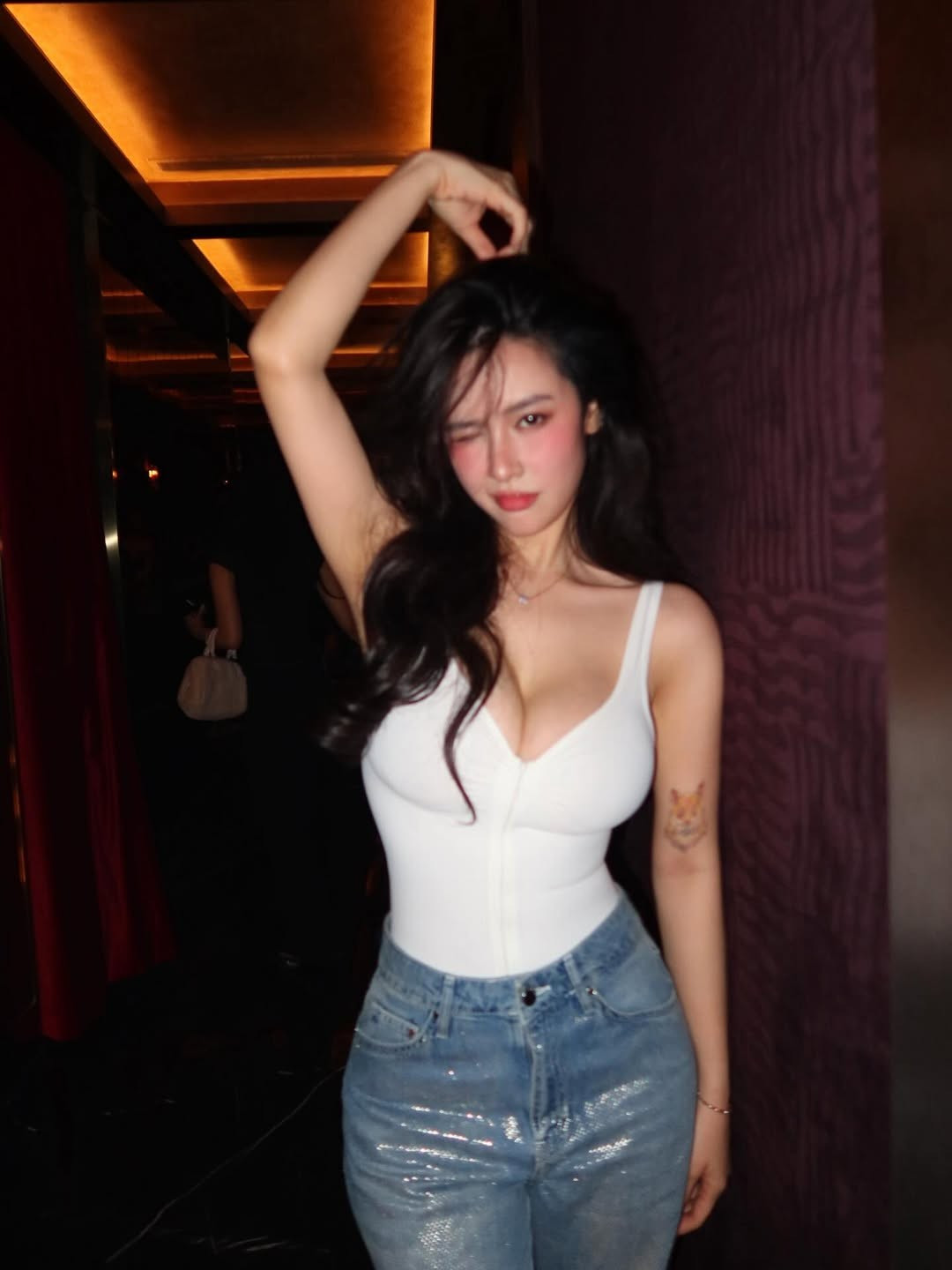 Dưới ánh đèn mờ ảo của không gian sang trọng, thần thái rạng rỡ cùng nụ cười tỏa nắng của Quyên Qui càng làm tăng thêm sức hút. (Ảnh: IGNV)