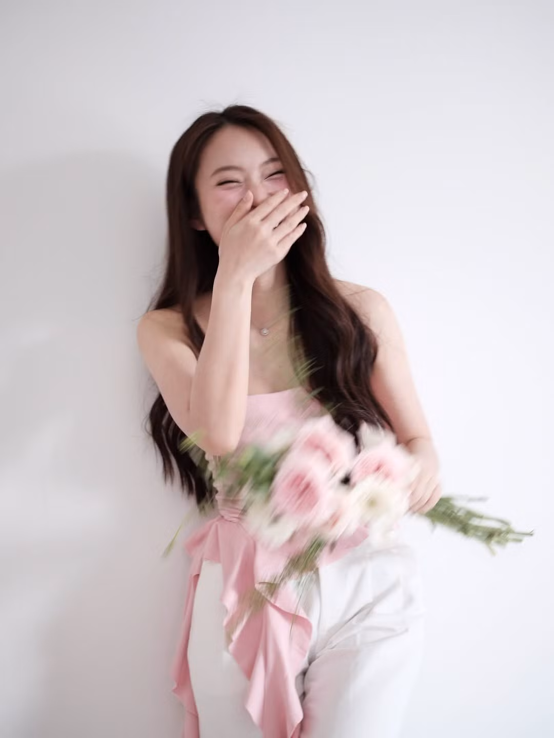 Biểu cảm đa dạng, từ ánh mắt mơ màng, nụ cười chúm chím đến cái nháy mắt tinh nghịch, đều khiến người xem không khỏi "lụi tim" trước sức hút khó cưỡng này. (Ảnh: IGNV)