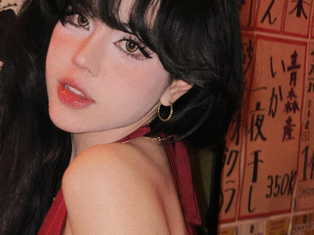 Điểm đặc biệt ở Bảo Khuyên là sự kết hợp giữa gương mặt có phần "ngây thơ" nhưng thần thái lại cực kỳ sắc sảo và tự tin. Điều này giúp cô dễ dàng chinh phục cả những bộ cánh "bánh bèo" lẫn những bộ đồ street-style cá tính, bụi bặm. (Ảnh: IGNV)