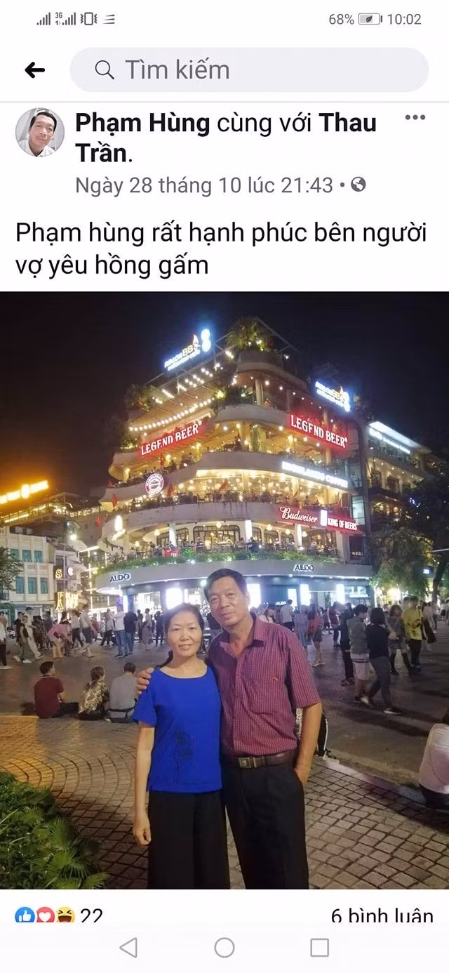 Trong những bức ảnh được chia sẻ, người chồng - tài khoản Facebook Phạm Hùng - không ngần ngại công khai gọi vợ là "vợ yêu Hồng Gấm", đăng ảnh đi ăn kem, đi dạo, và cả lúc thăm hỏi bạn bè thân thiết.