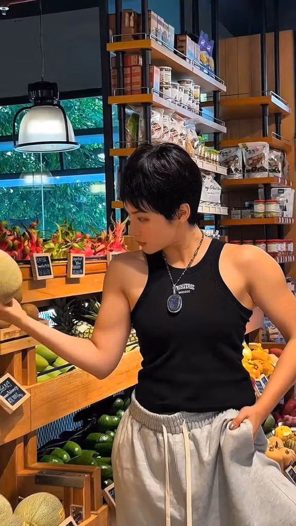 Thay vì hình ảnh dịu dàng, nữ tính như xưa, Angela Phương Trinh gây ấn tượng với thân hình khá "đô con" khi sở hữu cơ bắp cuồn cuộn.