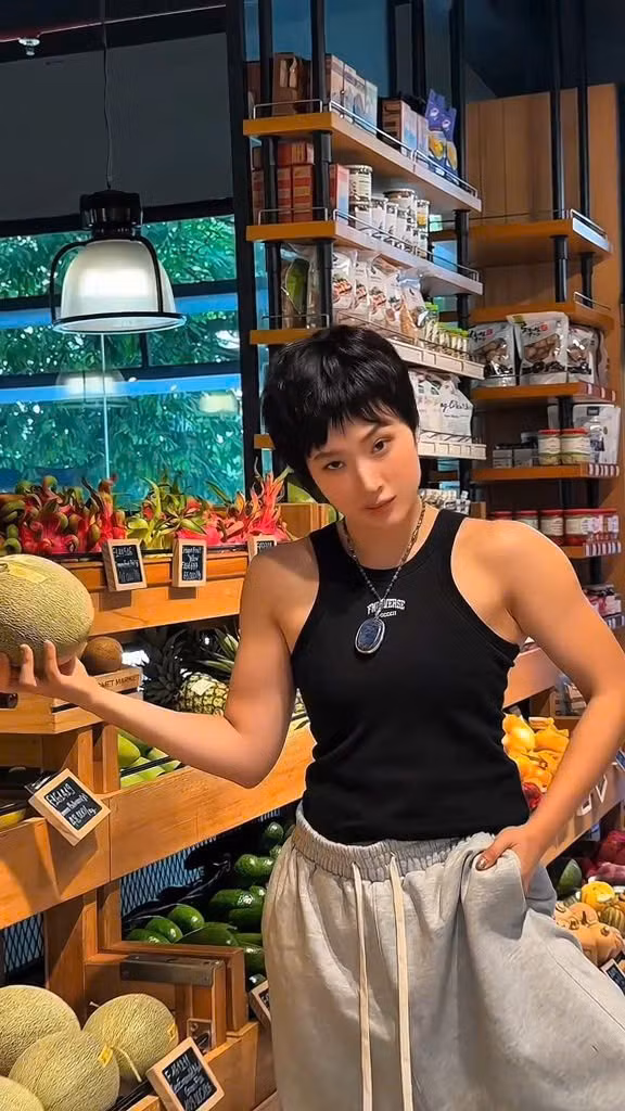 Thời gian gần đây, Angela Phương Trinh chăm cập nhật những hình ảnh bản thân trên mạng xã hội với diện mạo mới. Tuy nhiên ngoại hình của cô nàng cũng là trung tâm của sự bàn tán nhiều chiều do sự thay đổi quá lớn về phong cách.