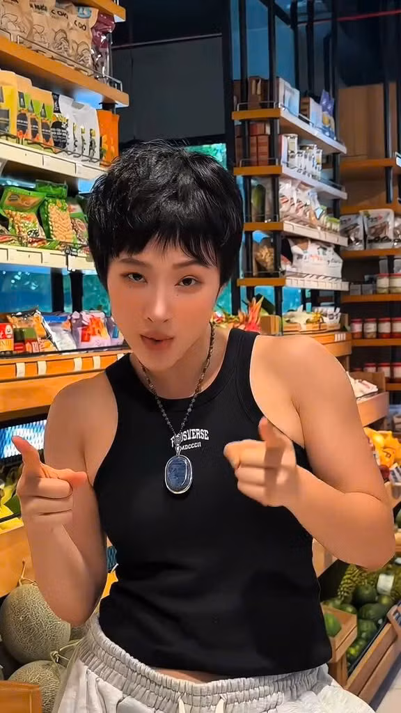 Trong video, Angela Phương Trinh xuất hiện với áo tank top ôm sát khoe bờ vai rắn rỏi và phần bắp tay nổi rõ cơ bắp. Cô phối cùng quần jogger thoải mái, tạo nên tổng thể vừa khỏe khoắn vừa phóng khoáng.