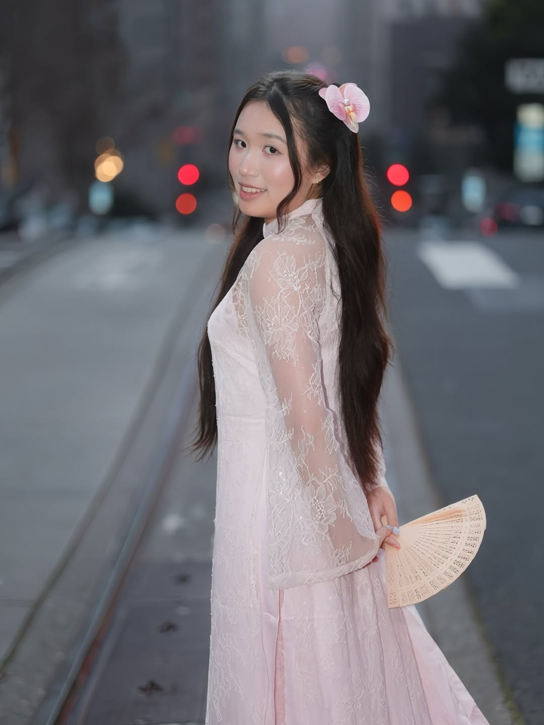 Khác với phong cách năng động thường thấy, Jenny Huỳnh chọn cho mình bộ áo dài mang sắc hồng pastel dịu dàng. Điểm nhấn của trang phục nằm ở phần ống tay phối ren tinh tế, vừa giữ được nét truyền thống vừa mang hơi thở hiện đại, trẻ trung. (Ảnh: IGNV)