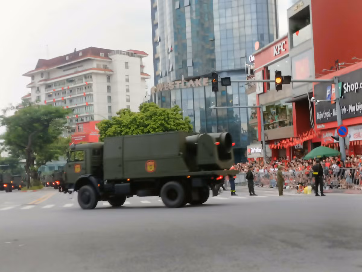 Buổi sơ duyệt tối nay có sự tham gia của 43 khối diễu hành, 18 khối đứng, hàng chục khối xe pháo, đặc chủng cùng 13 khối quần chúng.