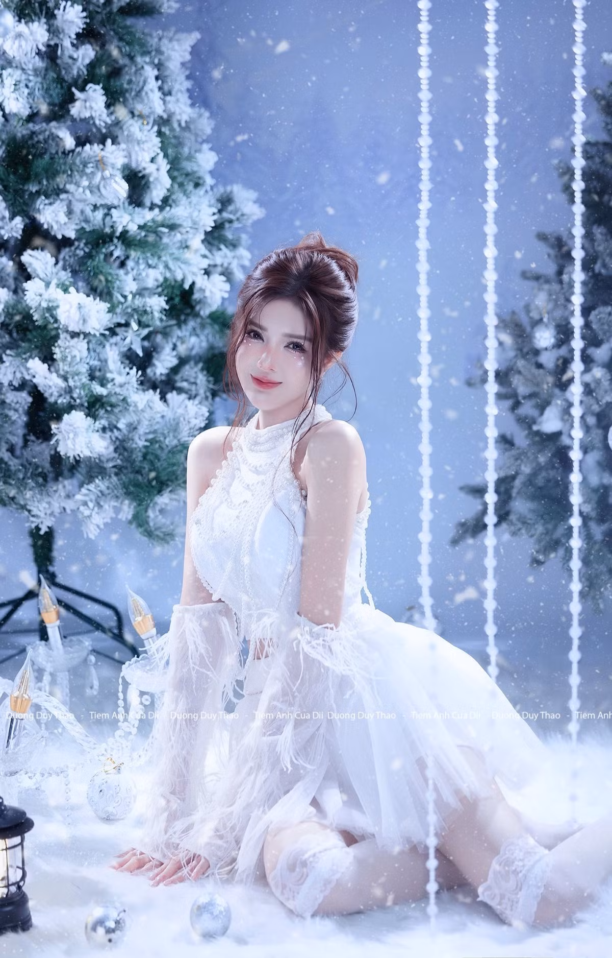 Trong loạt hình ảnh mới nhất, người đẹp quê Khánh Hòa đã hóa thân thành một "cô bé mùa đông" vô cùng quyến rũ và lãng mạn. (Ảnh: IGNV)