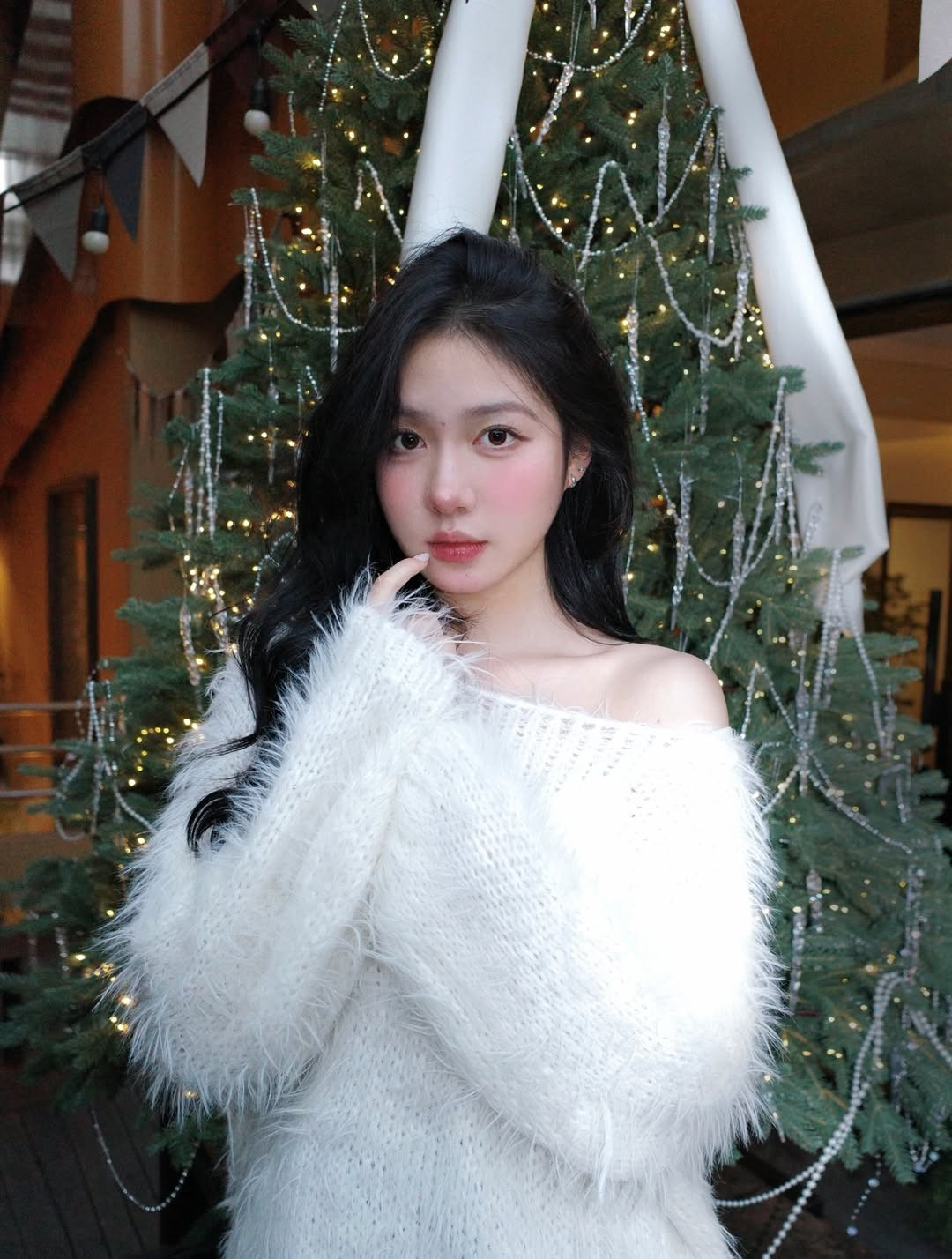 Trong từng khung hình, Ánh Nguyệt biến hóa linh hoạt từ những cái nháy mắt tinh nghịch, nụ cười rạng rỡ đến những khoảnh khắc trầm tư, sâu lắng bên cây thông Noel. (Ảnh: IGNV)