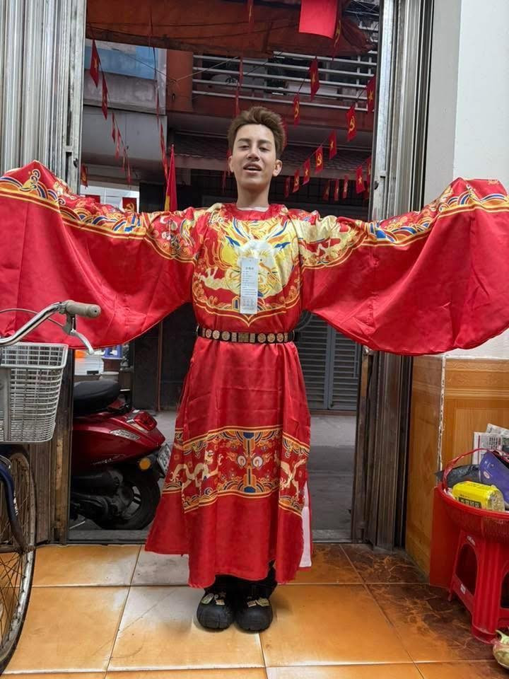 Một câu chuyện khác "cười ra nước mắt" mùa sắm Tết cách đây ít ngày cũng từng chiếm sóng mạng xã hội là của một nam thanh niên. Vì quá mê mẩn bộ Long bào oai vệ nhưng lại "đau ví" trước mức giá 8 triệu đồng của hàng chính hãng, anh chàng quyết định chọn phương án "tiết kiệm" bằng cách đặt hàng may lại (hàng remake) với giá gần 1 triệu đồng. (Ảnh: Trung Jin)