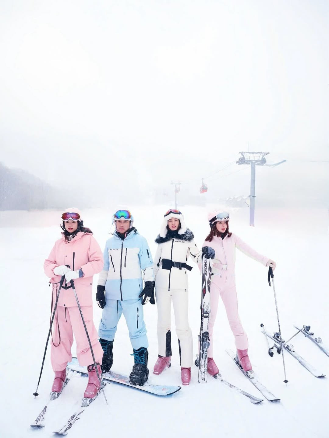 Hội bạn với những cái tên đình đám như Chi Pu, Salim, Hoàng Ku cùng thả dáng ở một khu trượt tuyết ở Cáp Nhĩ Tân. (Ảnh: IGNV)