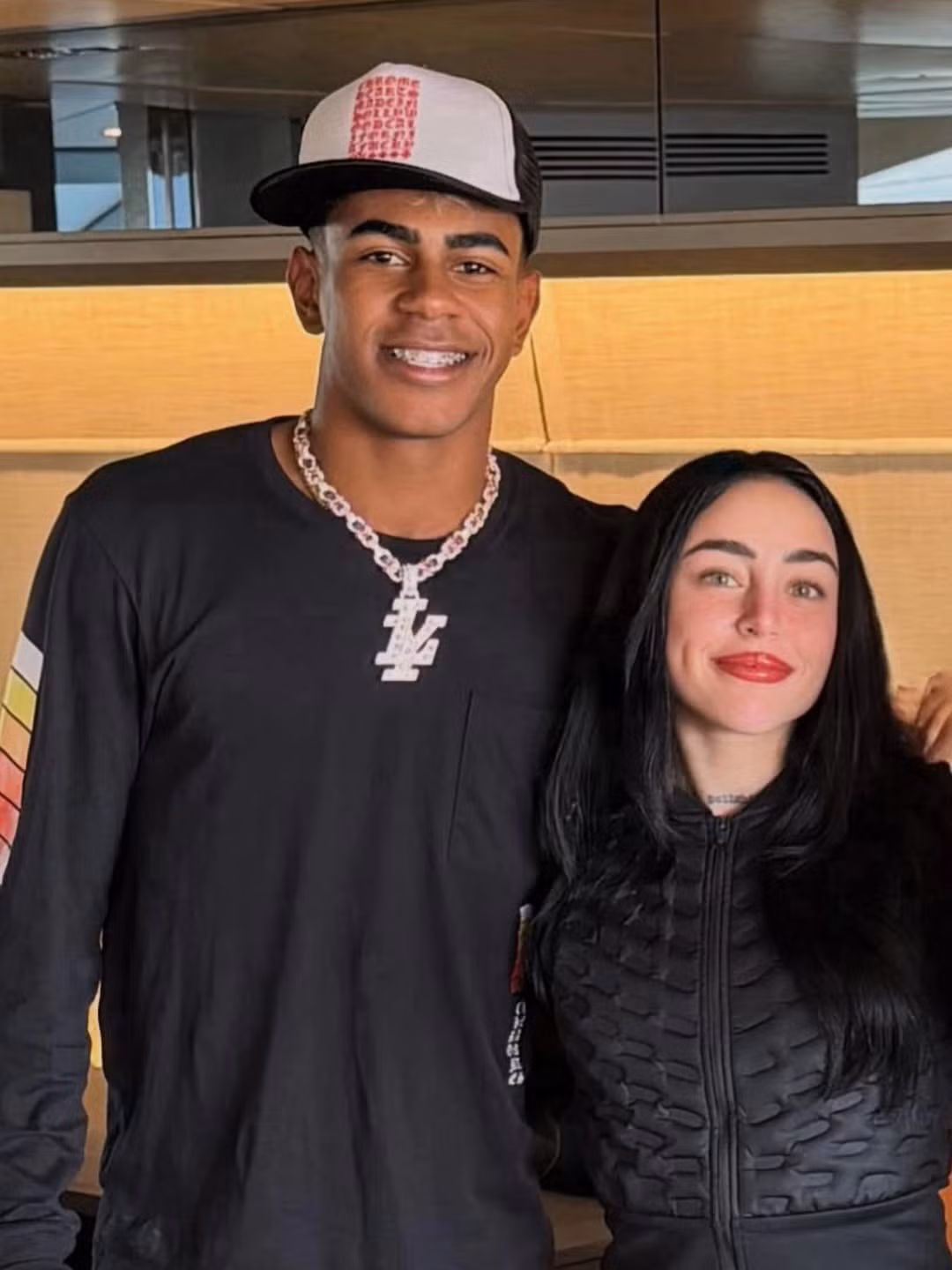 Mặc dù Yamal và Nicki Nicole đang tận hưởng tình yêu nồng nhiệt, người hâm mộ và giới chuyên môn vẫn không khỏi bày tỏ sự lo lắng.