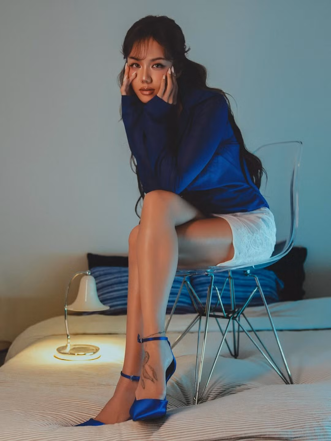 Trong một bộ ảnh khác vừa đăng tải, nữ ca sĩ cũng thể hiện khí chất đầy mị hoặc với set đồ tone xanh vừa bí ẩn vừa đầy quyền lực. (Ảnh: FBNV)