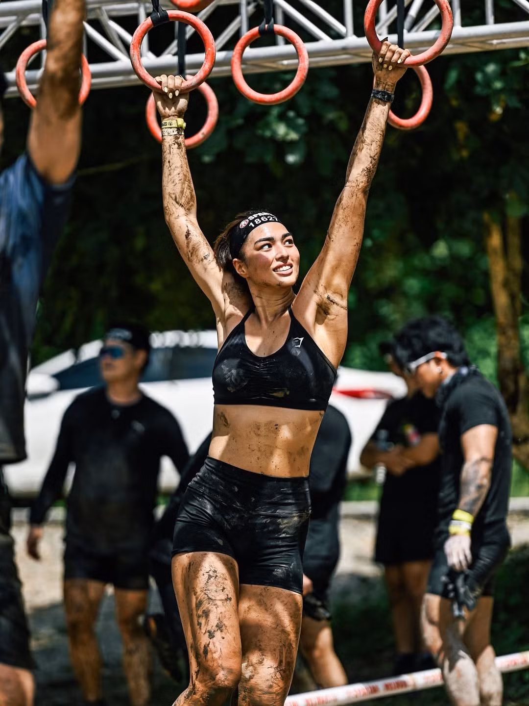 Những ngày gần đây, cộng đồng mạng không ngừng chia sẻ và trầm trồ trước hình ảnh một cô gái xinh đẹp, dù toàn thân dính đầy bùn đất, mồ hôi nhưng vẫn cực kỳ thần thái và mạnh mẽ khi tham gia giải chạy Spartan Race Thailand. (Ảnh: IGNV)