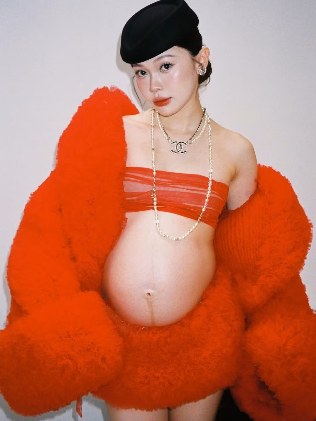 Ly Phạm vừa chia sẻ loạt ảnh bầu đầy ấn tượng khi đang ở tuần thứ 36 của thai kỳ. Loạt ảnh nhanh chóng thu hút sự chú ý của cộng đồng mạng với phong cách thời trang độc đáo và thần thái cuốn hút của cô. (Ảnh: IGNV)