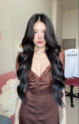 Mới đây, nữ MC nóng bỏng nhất làng LMHT Việt Nam - Mai Dora đã khiến cộng đồng mạng một phen "dậy sóng" khi đăng tải đoạn video ngắn bắt trend trên nền nhạc ca khúc đang hot "Gameboy". Dù video chỉ kéo dài vỏn vẹn 15 giây, nhưng sức công phá từ nhan sắc và thần thái của cô nàng là không thể phủ nhận. (Ảnh: IGNV)