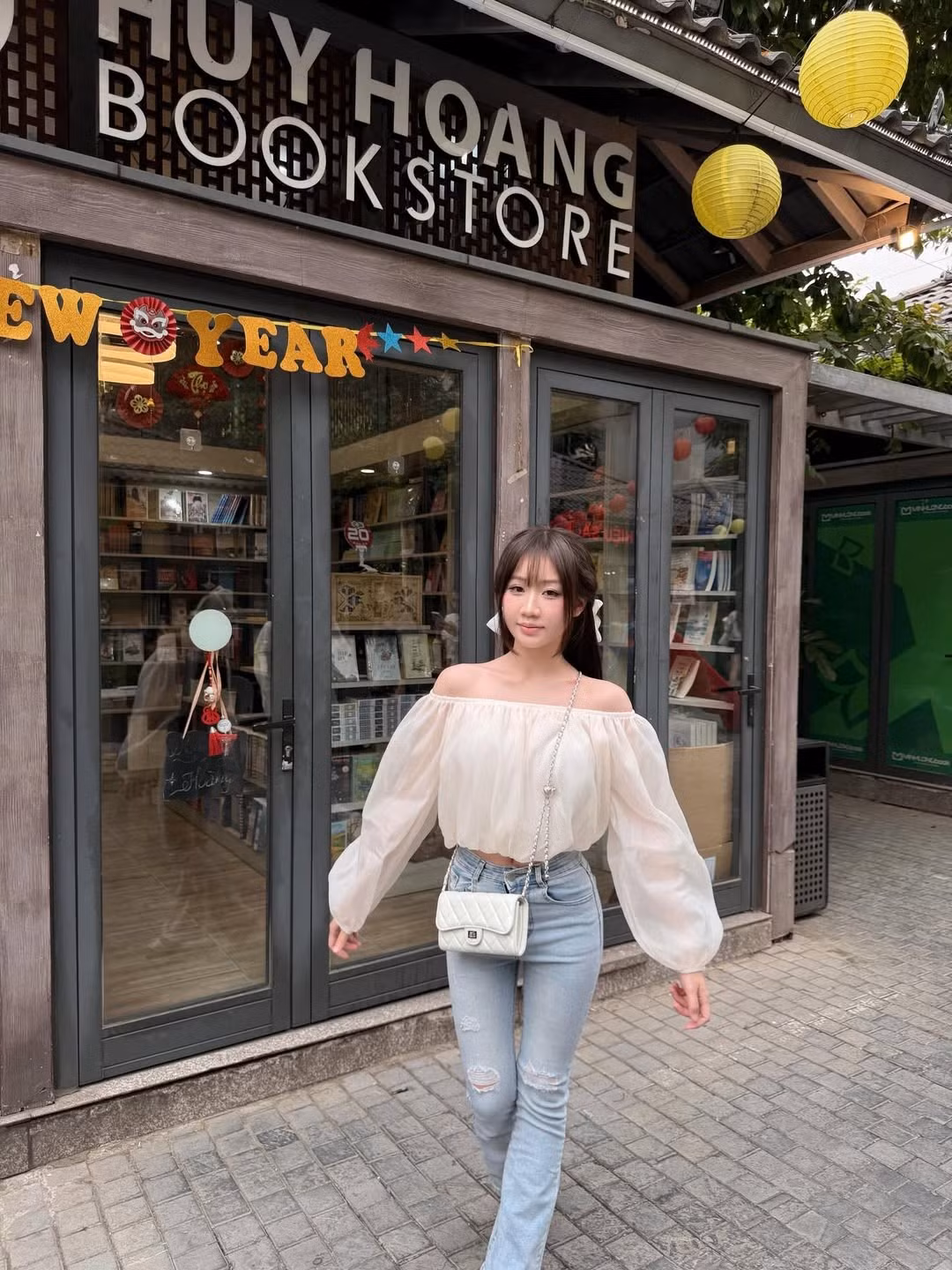 Trong loạt ảnh, Lan Anh diện thiết kế áo trễ vai trắng với chất liệu voan mỏng, khéo léo khoe trọn bờ vai trần mảnh mai cùng làn da trắng mịn không tì vết. (Ảnh IGNV)