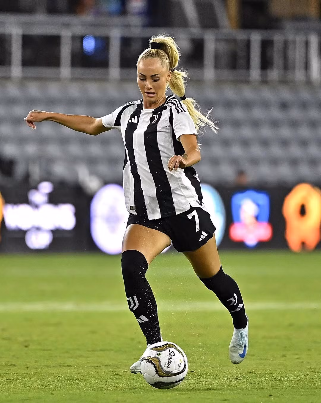 Quyết định chuyển tới một đội bóng chỉ xếp nửa dưới bảng xếp hạng Serie A mùa trước và chưa được dự cúp châu Âu khiến nhiều người ngạc nhiên, tuy nhiên nhiều người hâm mộ vẫn bày tỏ ủng hộ quyết định này của nữ cầu thủ. (Ảnh: Instagram @alishalehmann7)