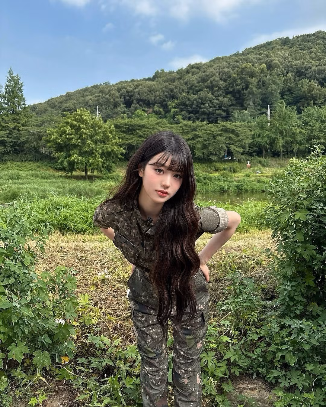 Jang Wonyoung, thành viên nhóm nhạc IVE và cựu thành viên IZ*ONE, một lần nữa khiến cộng đồng mạng "dậy sóng" khi xuất hiện trong trang phục quân đội. Loạt hình ảnh được chia sẻ trên mạng xã hội đã nhanh chóng thu về hàng triệu lượt thích và hàng chục nghìn bình luận từ người hâm mộ. (Ảnh: IGNV)