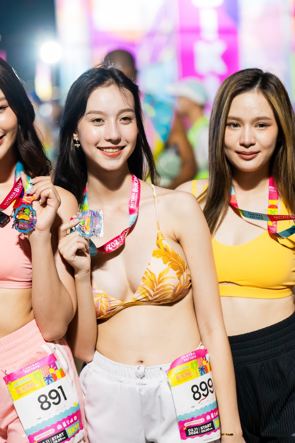 Theo tìm hiểu, loạt hình ảnh này là những khoảnh khắc được ghi lại trong hai giải chạy bikini có quy mô khá lớn ở Thái Lan là giải “Scenic Marathon” (diễn ra tại bờ biển Chanthaburi), và giải Bikini Beach Run (diễn ra trên bãi biển Pattaya). Một giải diễn ra vào dịp hè, giải còn lại diễn ra vào dịp cuối năm.