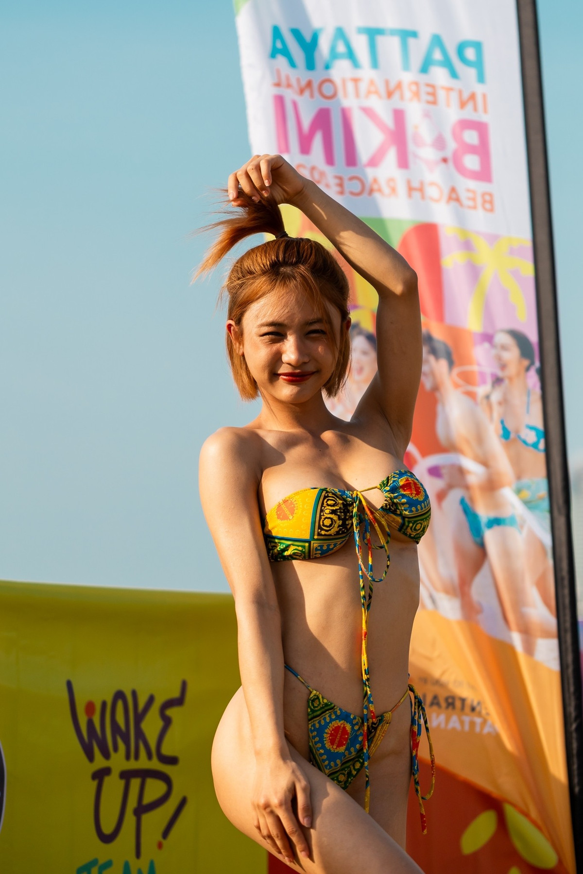 Những nụ cười rạng rỡ, những bước chân đầy năng lượng trên nền cát trắng và biển xanh là minh chứng cho tinh thần sống tích cực, vui khỏe của thế hệ trẻ.