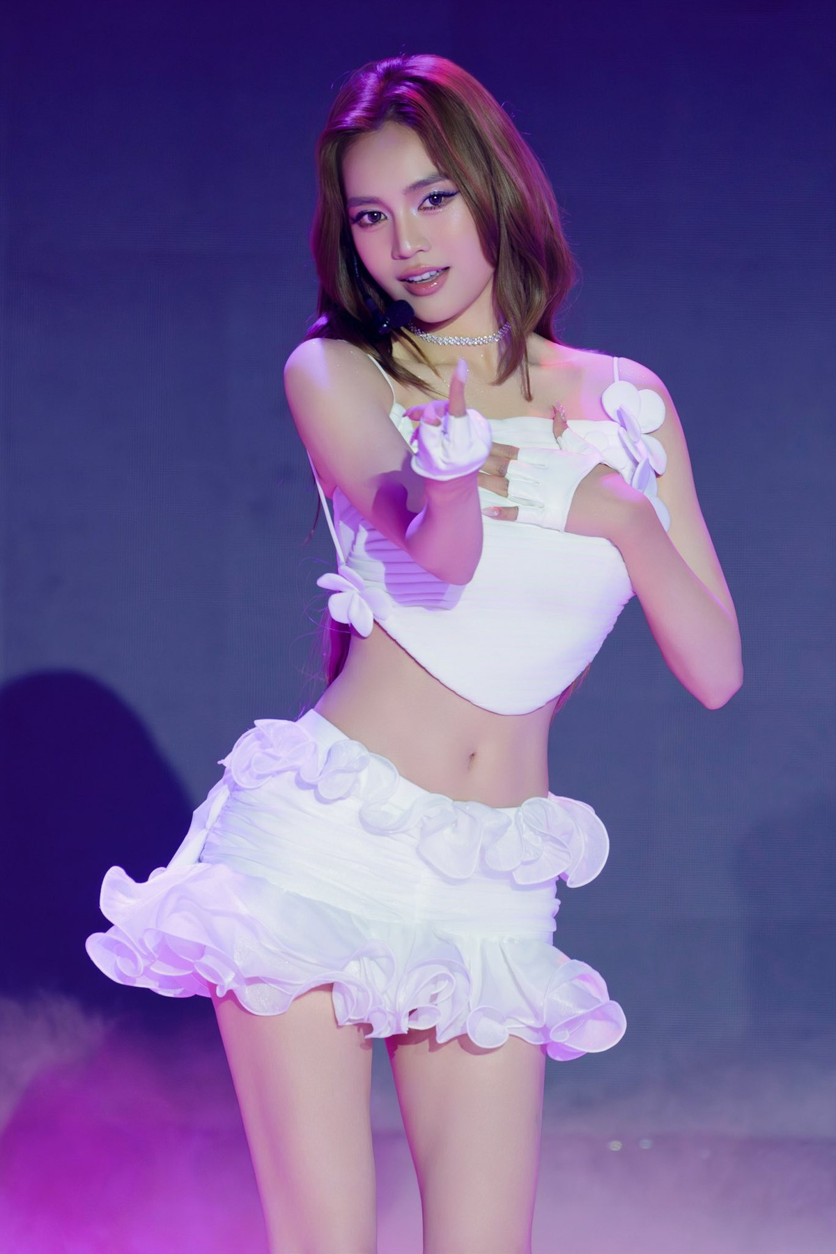 Làn da căng bóng và nụ cười rạng rỡ là "vũ khí" giúp cô chinh phục mọi ống kính, ngay cả những bức ảnh chụp lén của người qua đường cũng không làm khó được visual này. (Ảnh: FBNV)