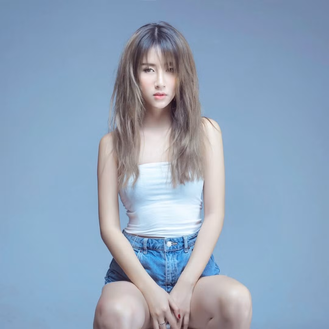 Dù hiện tại đã là một fashionista tầm cỡ quốc tế, thường xuyên xuất hiện tại các tuần lễ thời trang danh giá như Milan hay Paris, nhưng những hình ảnh "nhí nhảnh tuổi 20" của Quỳnh Anh Shyn vẫn luôn chiếm một vị trí đặc biệt trong lòng công chúng. (Ảnh: IGNV)