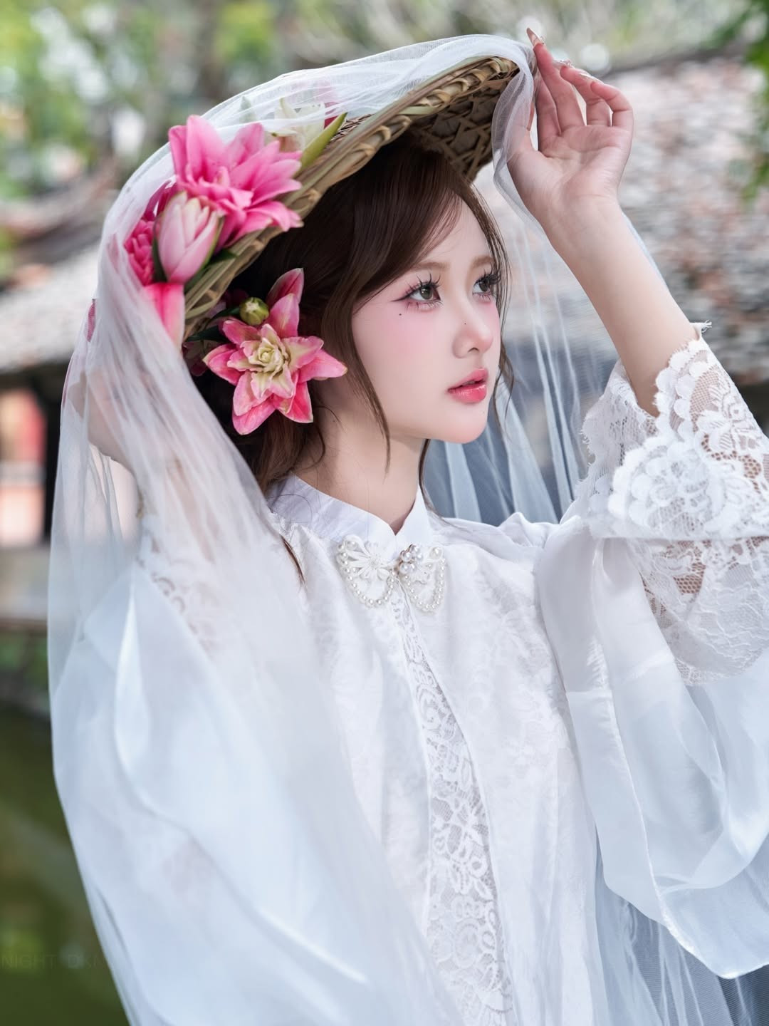 Trong bộ ảnh, Diệu Linh khéo léo kết hợp cùng các phụ kiện đậm chất nghệ thuật như chiếc nón lá phủ voan, tạo nên sự huyền ảo, vừa kín đáo vừa quyến rũ. (Ảnh: IGNV)