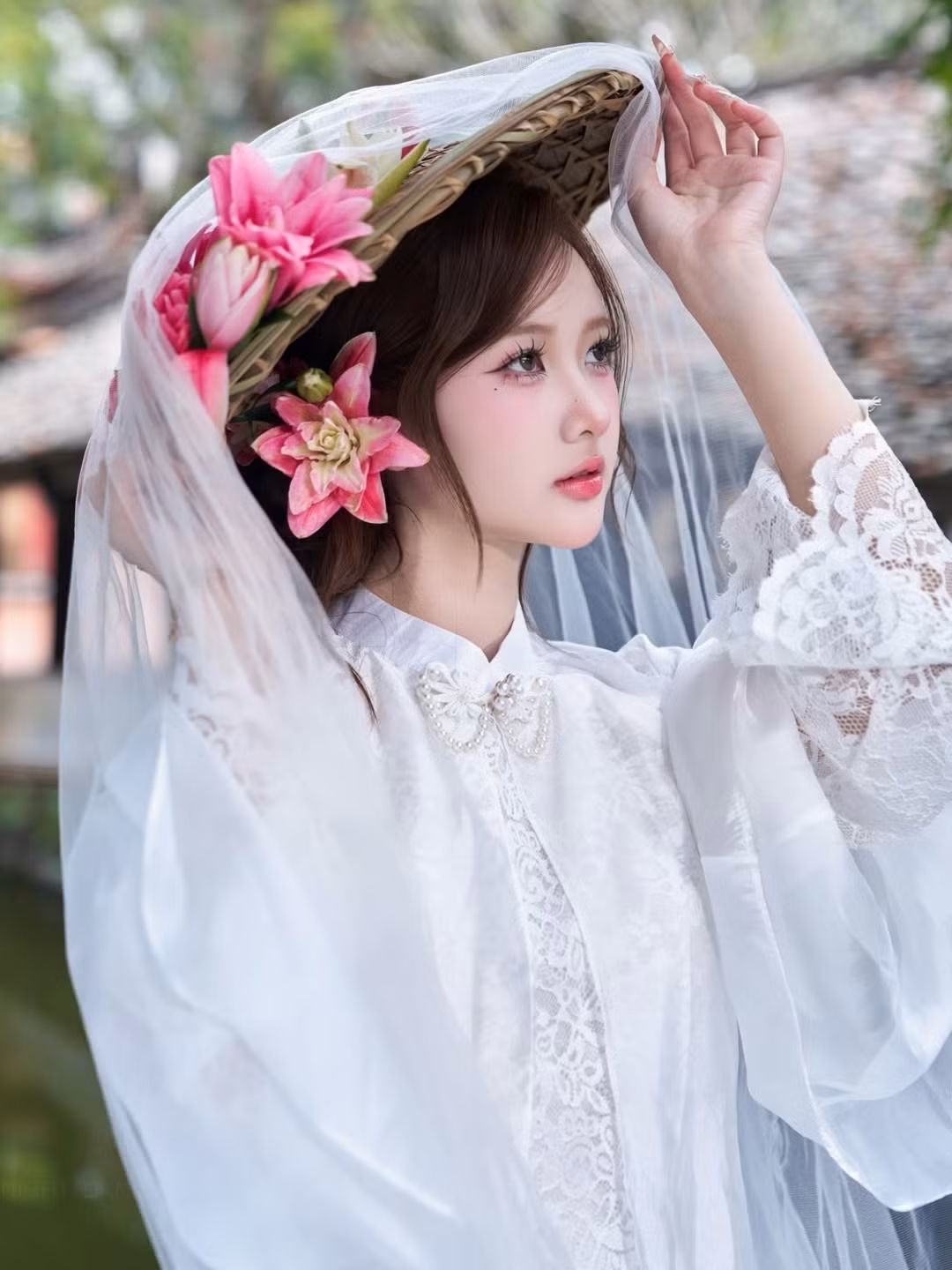 Trong bộ ảnh, Diệu Linh khéo léo kết hợp cùng các phụ kiện đậm chất nghệ thuật như chiếc nón lá phủ voan, tạo nên sự huyền ảo, vừa kín đáo vừa quyến rũ. (Ảnh: IGNV)