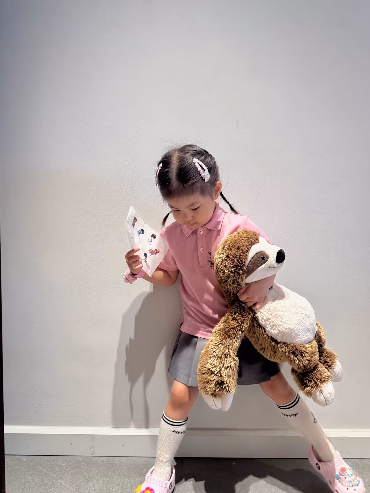 Trong loạt ảnh mới nhất, bé Pam xuất hiện với vẻ ngoài vô cùng đáng yêu trong bộ đồng phục học sinh màu hồng, tóc được tết thành hai bím đặc trưng và đeo những chiếc kẹp tóc xinh xắn. (Ảnh: Facebook Hoàng Kim Ngân)