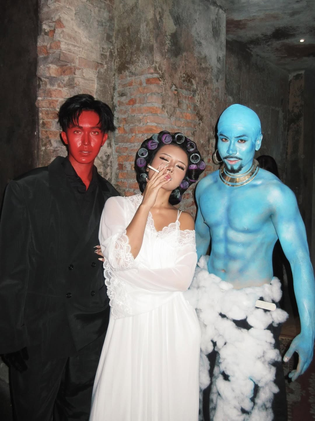 Cô diện một chiếc váy ngủ trắng ren gợi cảm, tóc cuốn lô và trang điểm theo phong cách quyến rũ cổ điển. (Ảnh: @xun.ca_)