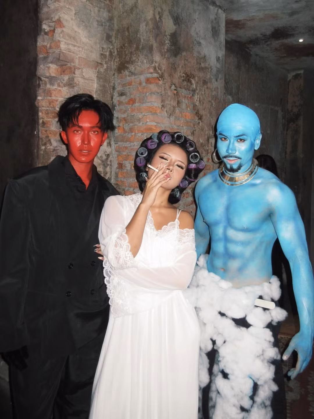 Cô diện một chiếc váy ngủ trắng ren gợi cảm, tóc cuốn lô và trang điểm theo phong cách quyến rũ cổ điển. (Ảnh: @xun.ca_)