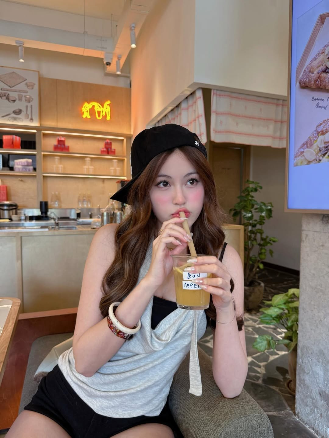 Tuy nhiên, trong loạt ảnh mới nhất được đăng tải trên trang cá nhân, cô nàng đã chứng minh khả năng "cân" mọi phong cách khi lột xác với diện mạo chuẩn "girl phố" năng động. (Ảnh: IGNV)