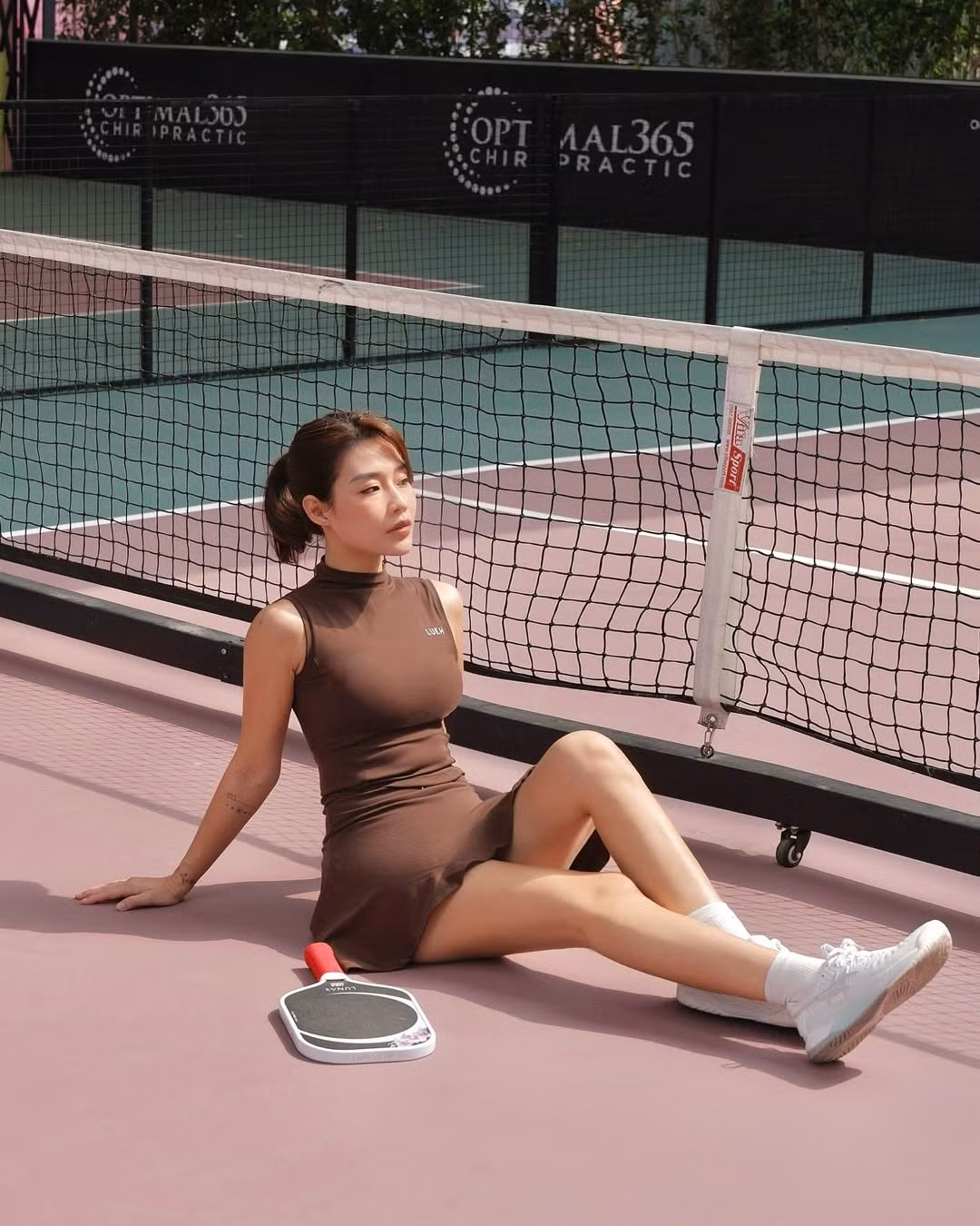 Thời trang trên sân pickleball của cô nàng cũng vô cùng ấn tượng. Nàng hot girl thường xuyên lựa chọn các thiết kế ôm sát, chân váy ngắn để trông hack dáng.