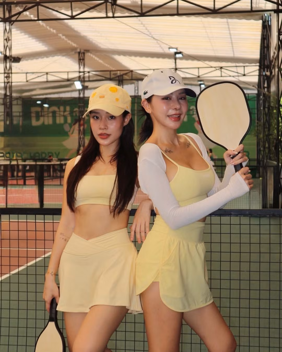 Mới đây trên trang cá nhân, cô nàng đăng tải loạt ảnh khoe dáng trên sân pickleball cùng hội chị em, khoe vóc dáng nóng bỏng cùng gu thời trang năng động, ấn tượng.